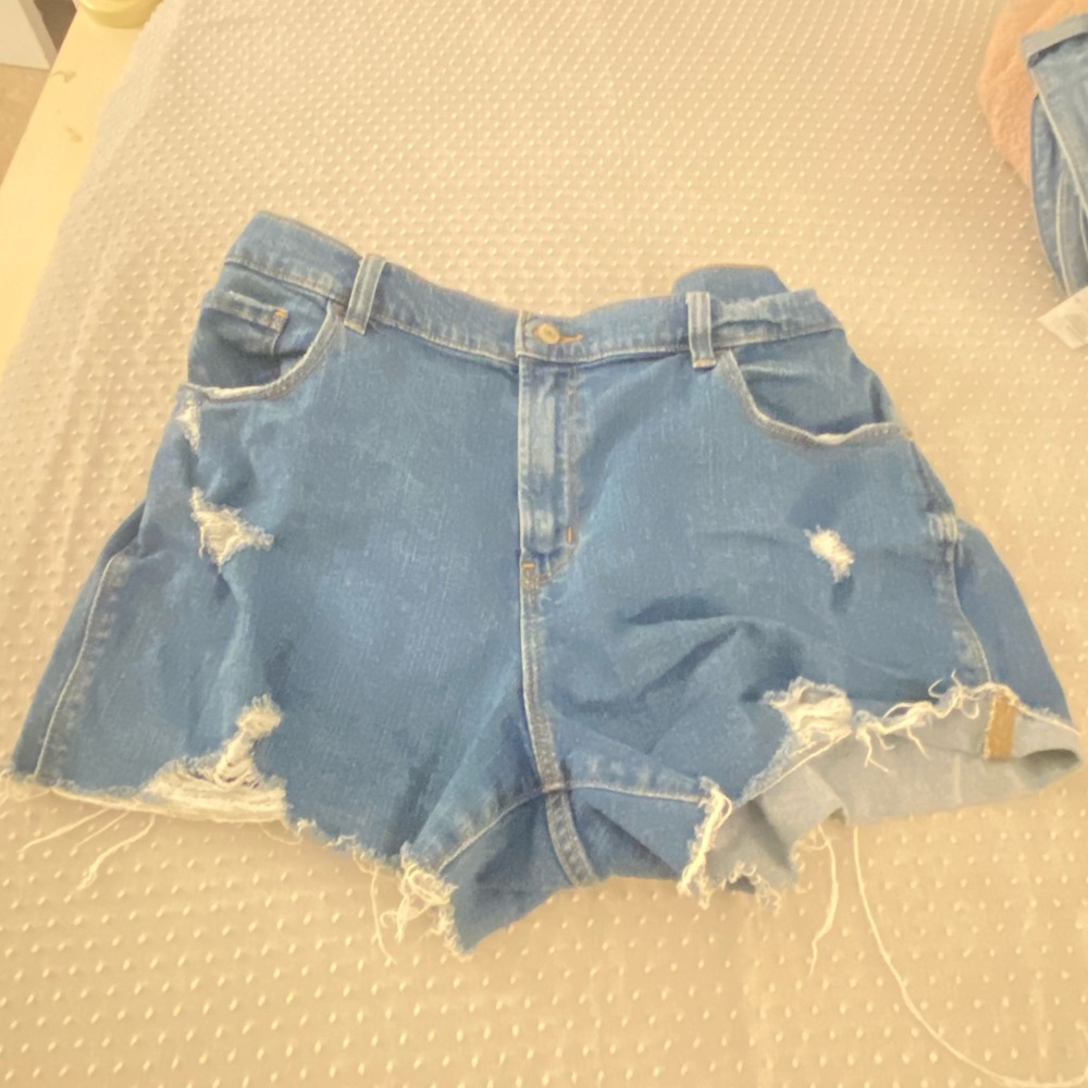 Jean shorts w rips